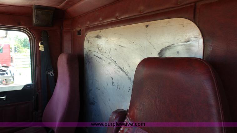 image for item F1430 1989 Freightliner FLD truck chassis