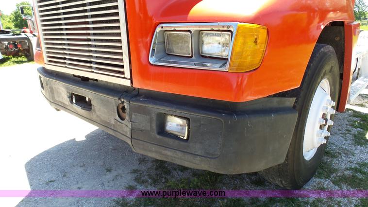 image for item F1430 1989 Freightliner FLD truck chassis