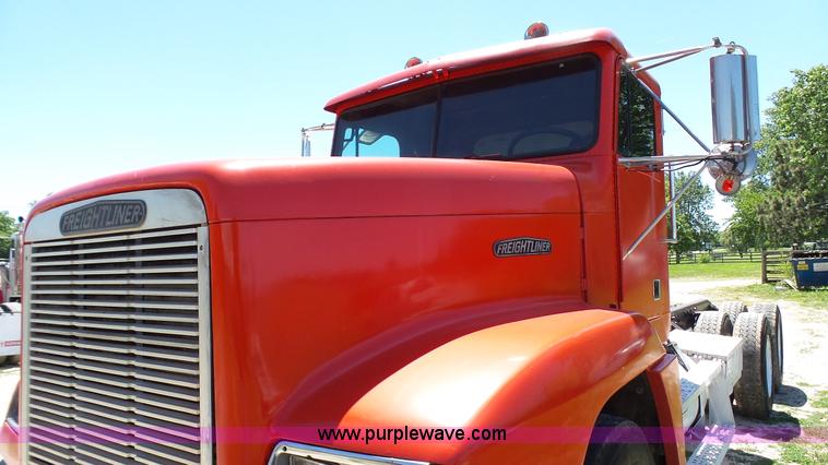 image for item F1430 1989 Freightliner FLD truck chassis