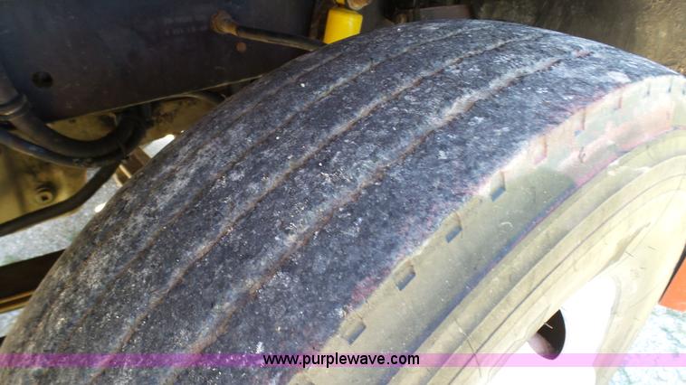 image for item F1430 1989 Freightliner FLD truck chassis