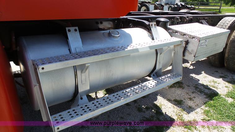 image for item F1430 1989 Freightliner FLD truck chassis