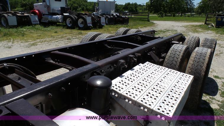 image for item F1430 1989 Freightliner FLD truck chassis