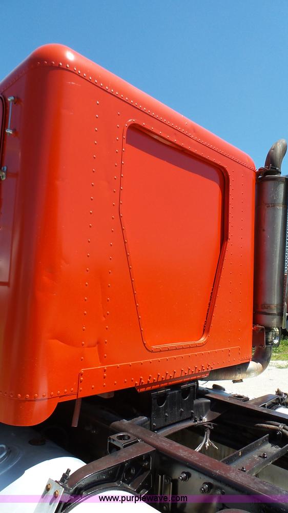 image for item F1430 1989 Freightliner FLD truck chassis