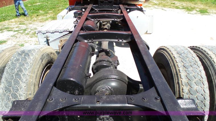 image for item F1430 1989 Freightliner FLD truck chassis