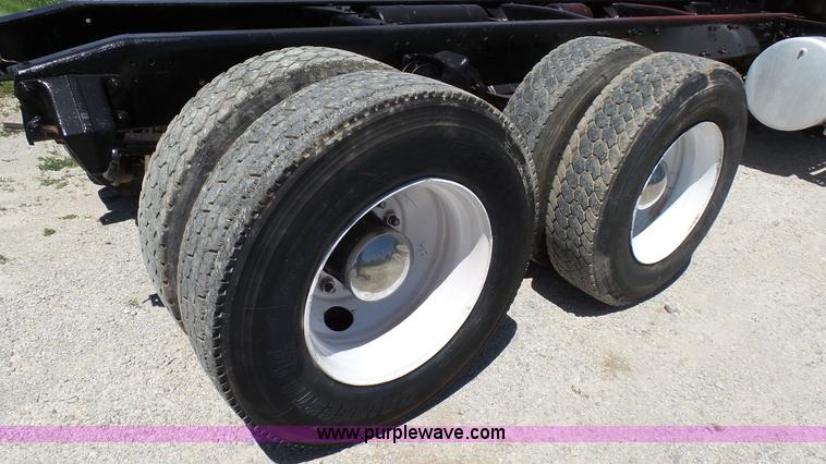 image for item F1430 1989 Freightliner FLD truck chassis