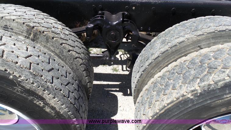 image for item F1430 1989 Freightliner FLD truck chassis