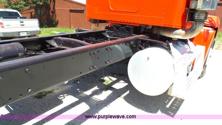 image for item F1430 1989 Freightliner FLD truck chassis