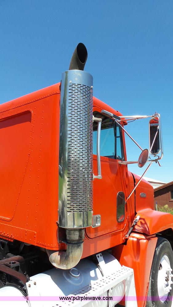 image for item F1430 1989 Freightliner FLD truck chassis