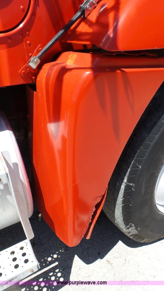 image for item F1430 1989 Freightliner FLD truck chassis