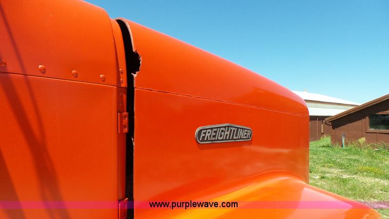 image for item F1430 1989 Freightliner FLD truck chassis