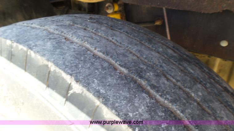 image for item F1430 1989 Freightliner FLD truck chassis