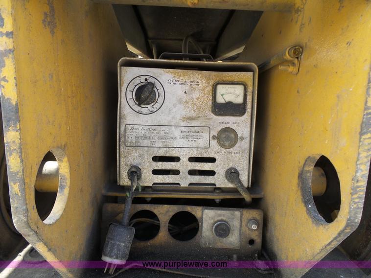 image for item J1656 Grove SM2633 scissor lift