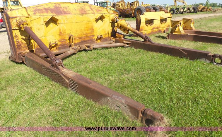 image for item J5480 1976 Caterpillar D9H dozer