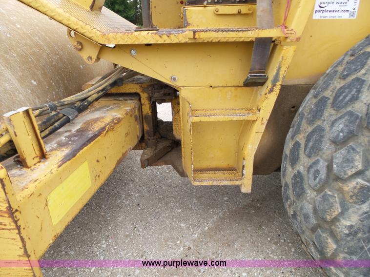 image for item K1173 1993 Caterpillar CS-563 single drum roller