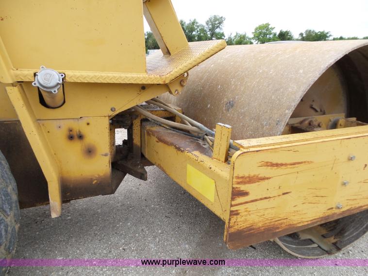 image for item K1173 1993 Caterpillar CS-563 single drum roller