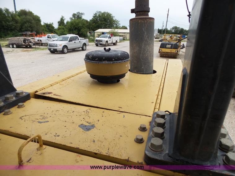 image for item K1173 1993 Caterpillar CS-563 single drum roller