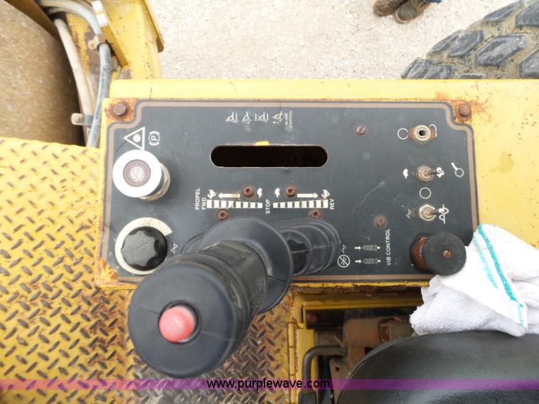 image for item K1173 1993 Caterpillar CS-563 single drum roller