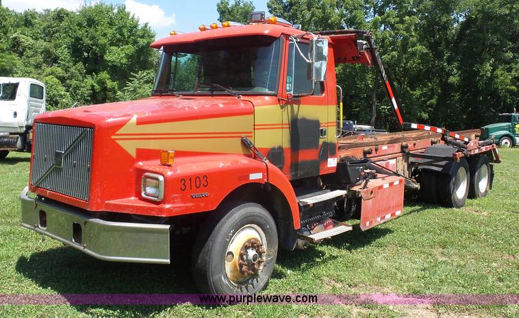 image for item K1708 1999 Volvo WG64 roll-off truck