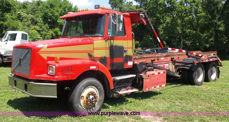 image for item K1708 1999 Volvo WG64 roll-off truck