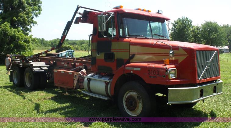 image for item K1708 1999 Volvo WG64 roll-off truck
