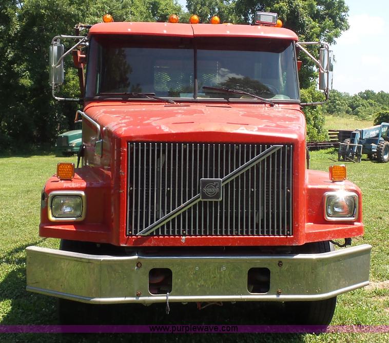 image for item K1708 1999 Volvo WG64 roll-off truck