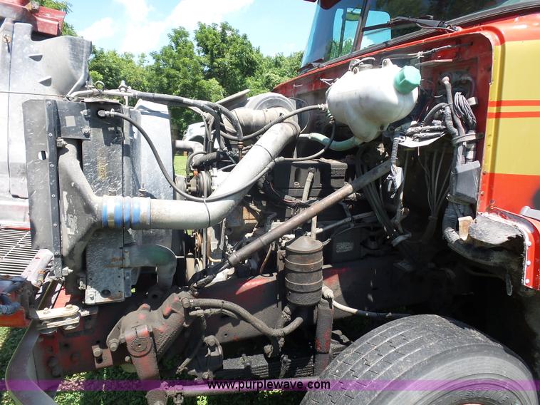 image for item K1708 1999 Volvo WG64 roll-off truck