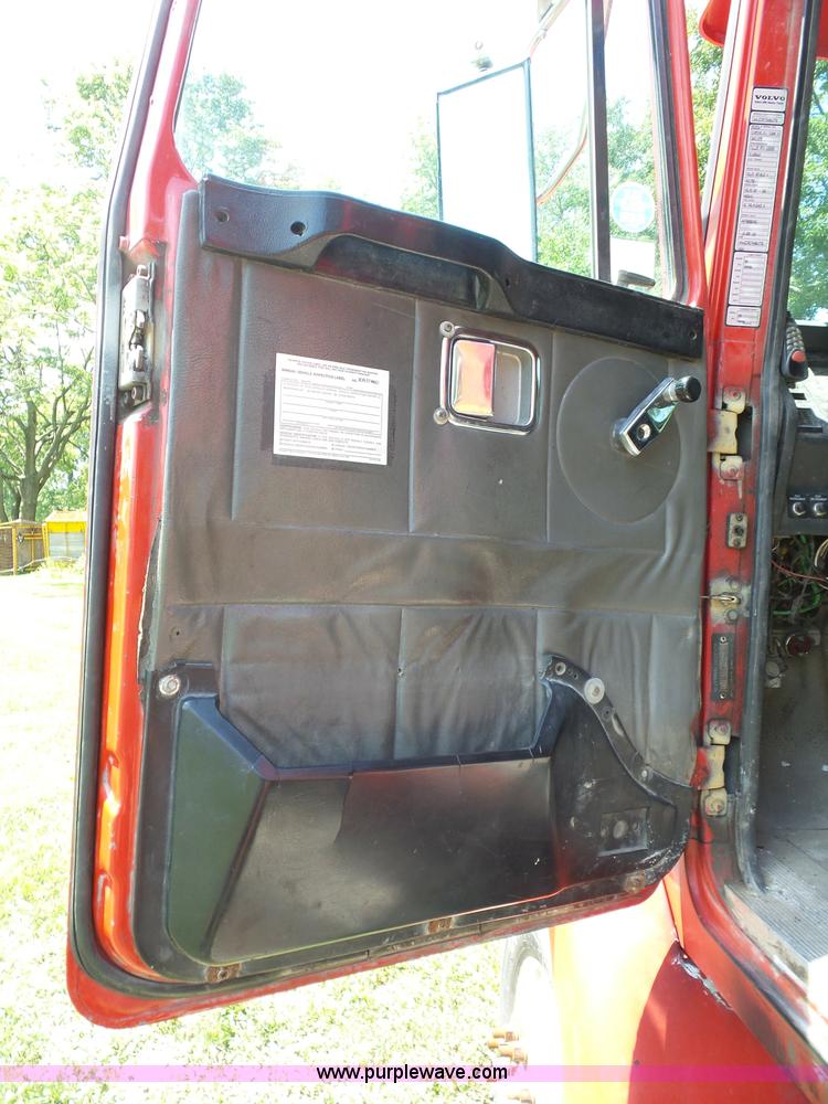 image for item K1708 1999 Volvo WG64 roll-off truck