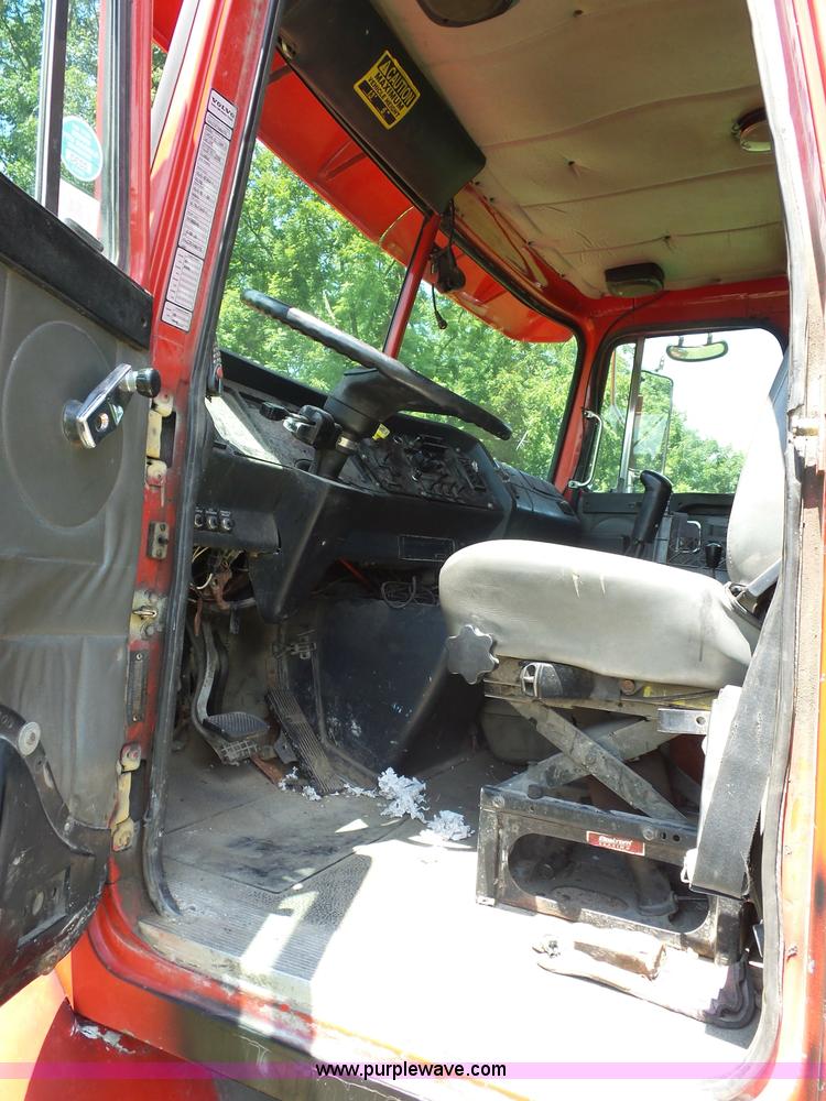 image for item K1708 1999 Volvo WG64 roll-off truck