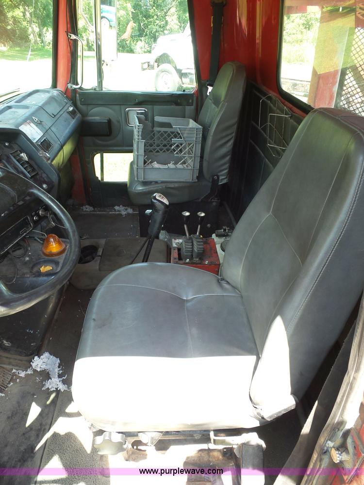 image for item K1708 1999 Volvo WG64 roll-off truck