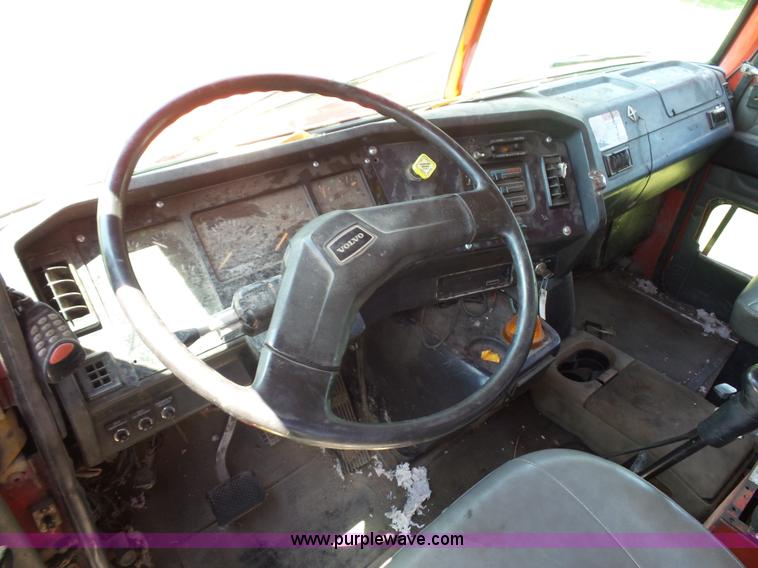 image for item K1708 1999 Volvo WG64 roll-off truck