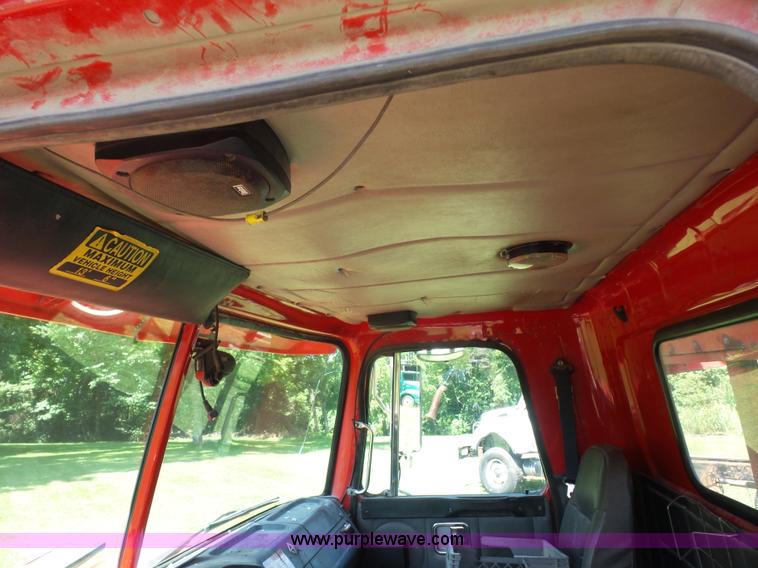 image for item K1708 1999 Volvo WG64 roll-off truck