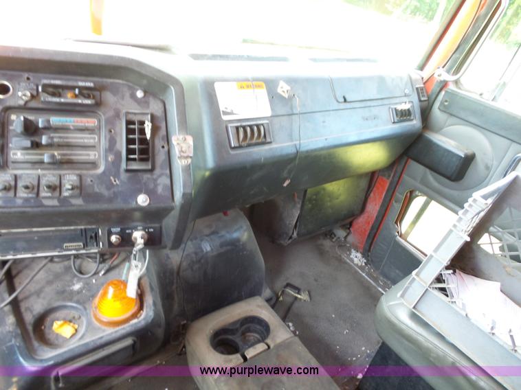 image for item K1708 1999 Volvo WG64 roll-off truck