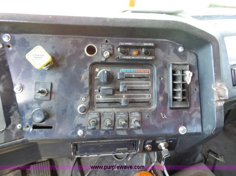 image for item K1708 1999 Volvo WG64 roll-off truck