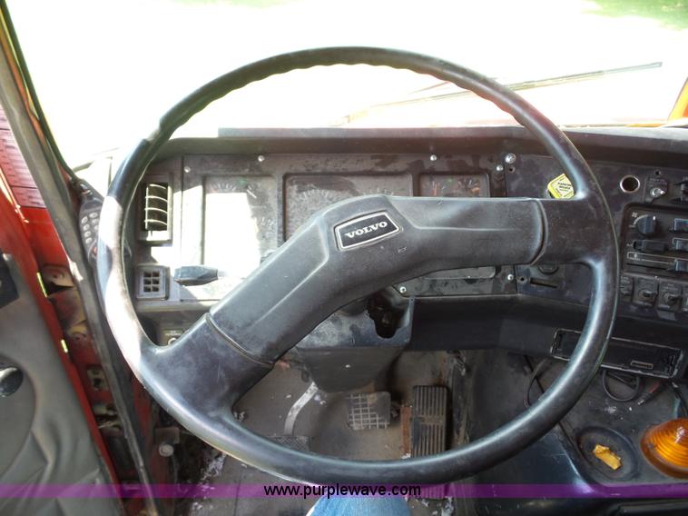 image for item K1708 1999 Volvo WG64 roll-off truck