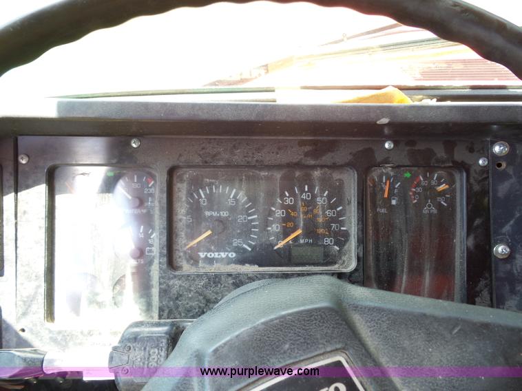 image for item K1708 1999 Volvo WG64 roll-off truck