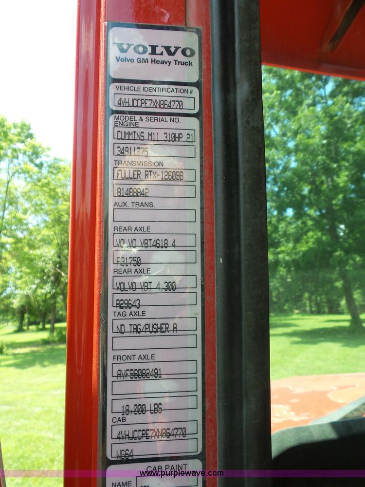 image for item K1708 1999 Volvo WG64 roll-off truck