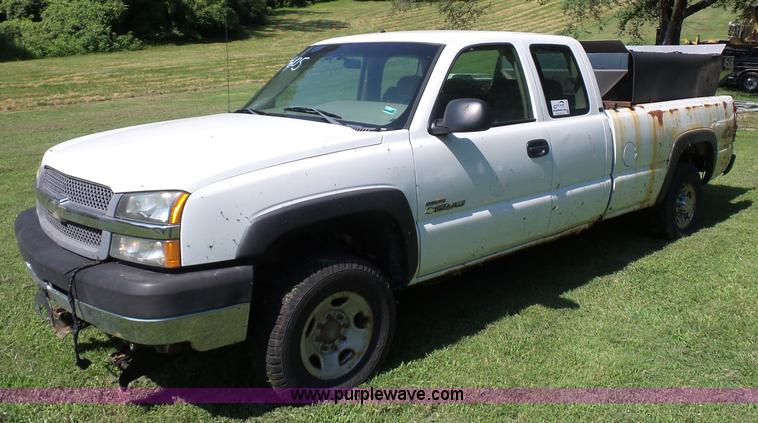 image for item K1712 2003 Chevrolet Silverado 2500HD Ext. Cab pickup truck