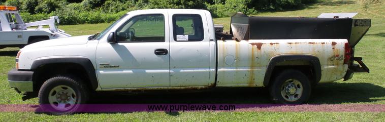 image for item K1712 2003 Chevrolet Silverado 2500HD Ext. Cab pickup truck