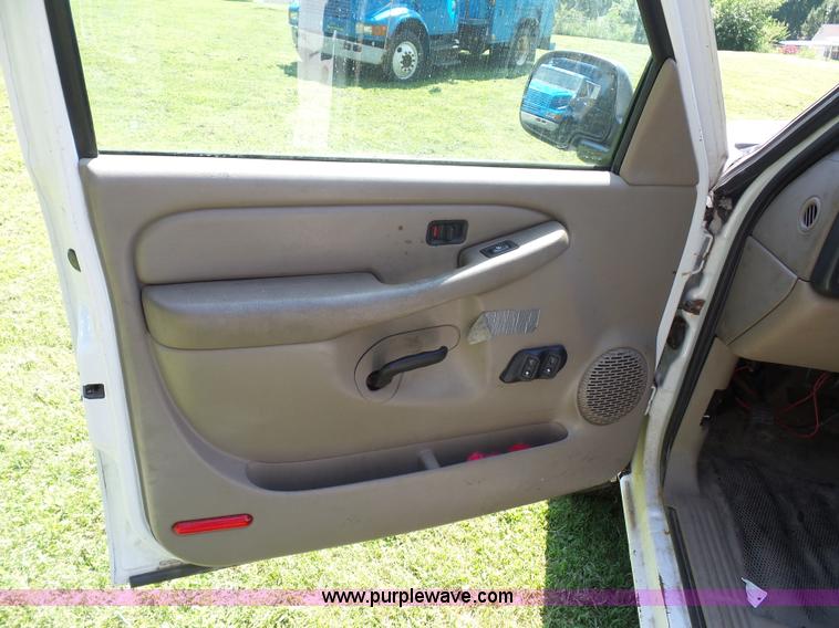 image for item K1712 2003 Chevrolet Silverado 2500HD Ext. Cab pickup truck