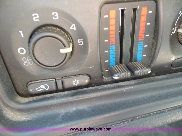 image for item K1712 2003 Chevrolet Silverado 2500HD Ext. Cab pickup truck