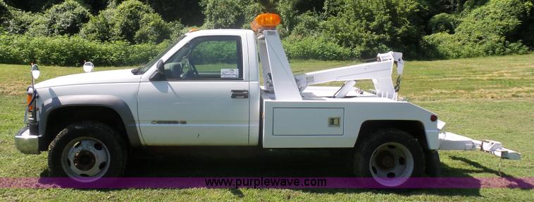 image for item K1713 2001 Chevrolet Silverado 3500 tow truck
