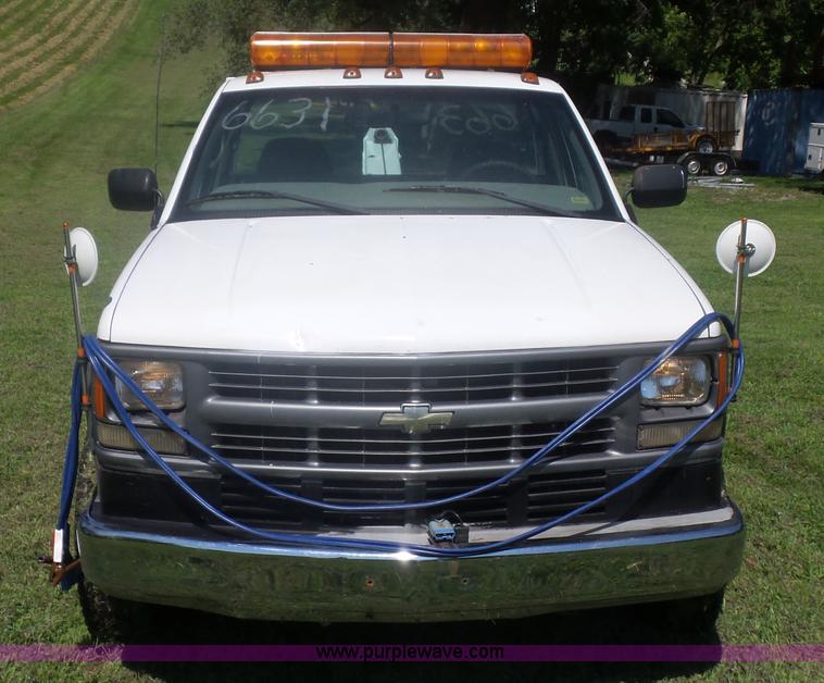 image for item K1713 2001 Chevrolet Silverado 3500 tow truck