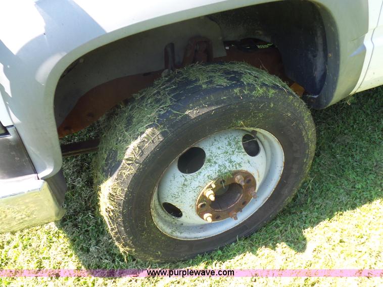 image for item K1713 2001 Chevrolet Silverado 3500 tow truck