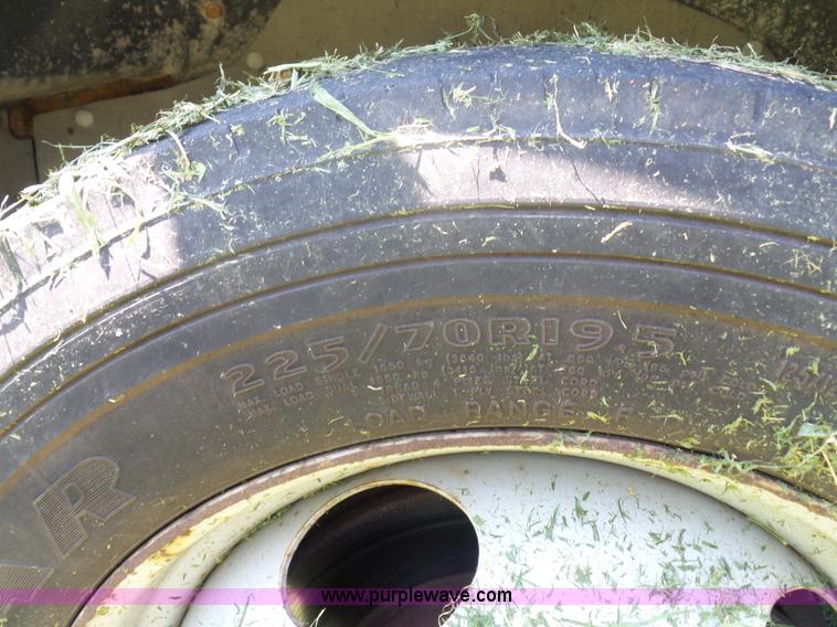 image for item K1713 2001 Chevrolet Silverado 3500 tow truck