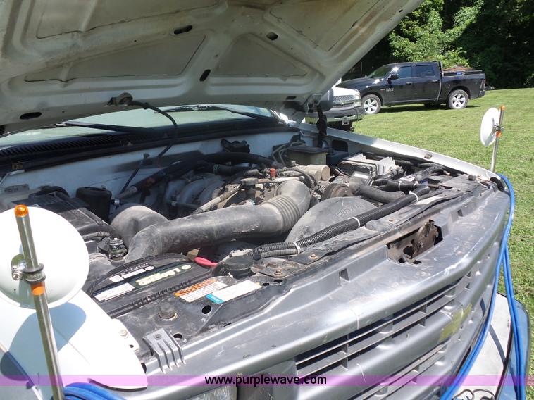 image for item K1713 2001 Chevrolet Silverado 3500 tow truck