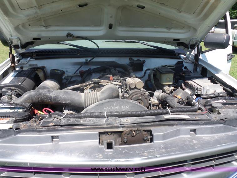 image for item K1713 2001 Chevrolet Silverado 3500 tow truck