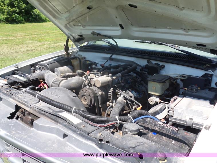 image for item K1713 2001 Chevrolet Silverado 3500 tow truck