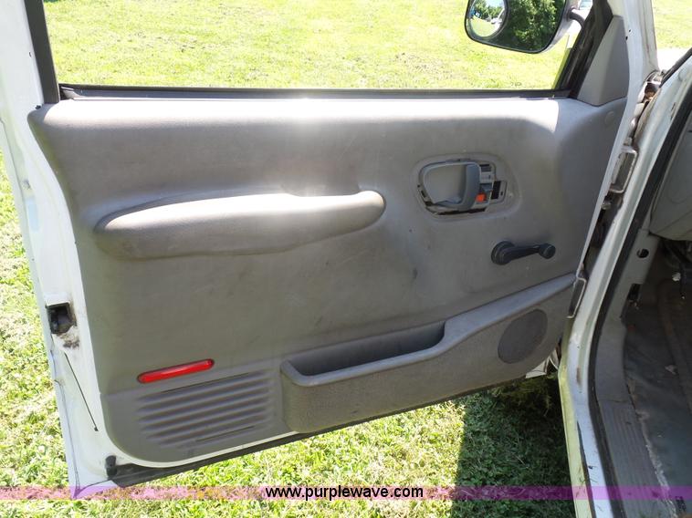 image for item K1713 2001 Chevrolet Silverado 3500 tow truck