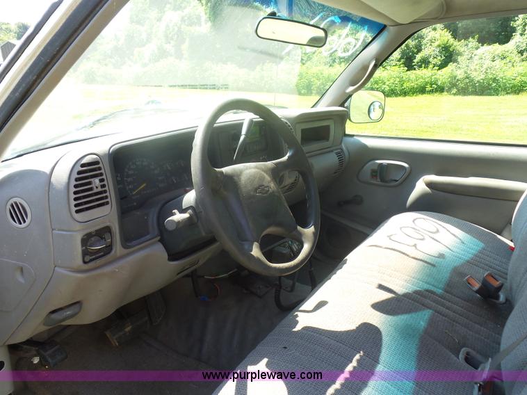 image for item K1713 2001 Chevrolet Silverado 3500 tow truck