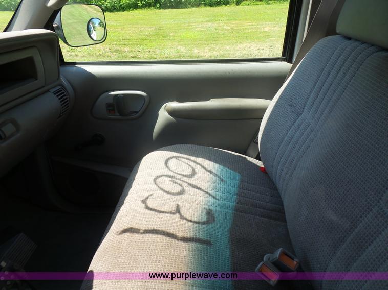 image for item K1713 2001 Chevrolet Silverado 3500 tow truck